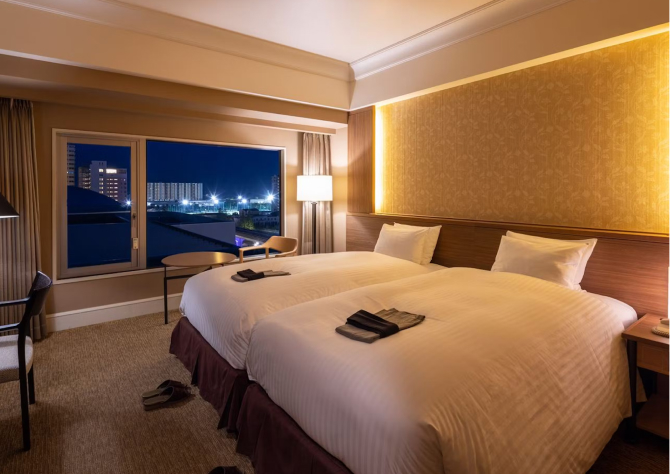 Sheraton Kobe Bay Hotel & Towers guest room with modern beds and city views, providing a comfortable and contemporary Kobe stay