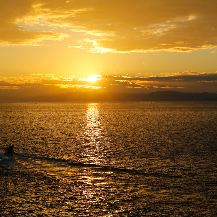 Awaji Island sunset over the ocean horizon, evoking a calm and reflective coastal moment near Hotel New Awaji Group properties