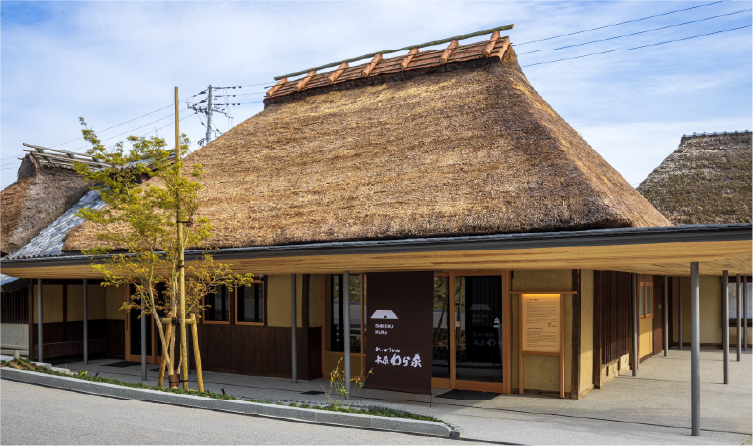 Traditional thatched-roof restaurant serving udon noodles in Shikoku, showcasing a rustic and authentic local dining experience