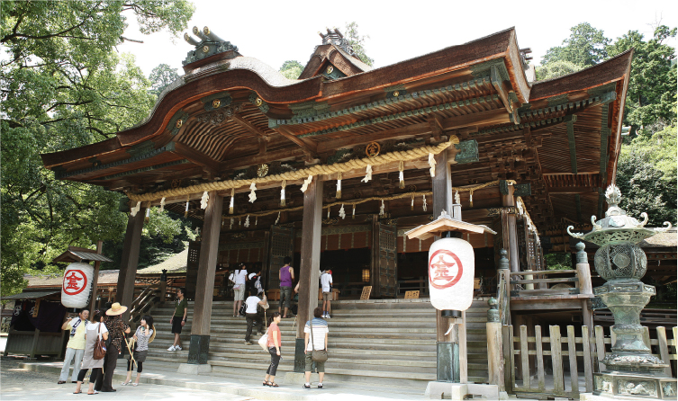 Grand shrine reached by long stone stairway in Kotohira, offering a rewarding cultural visit with panoramic views