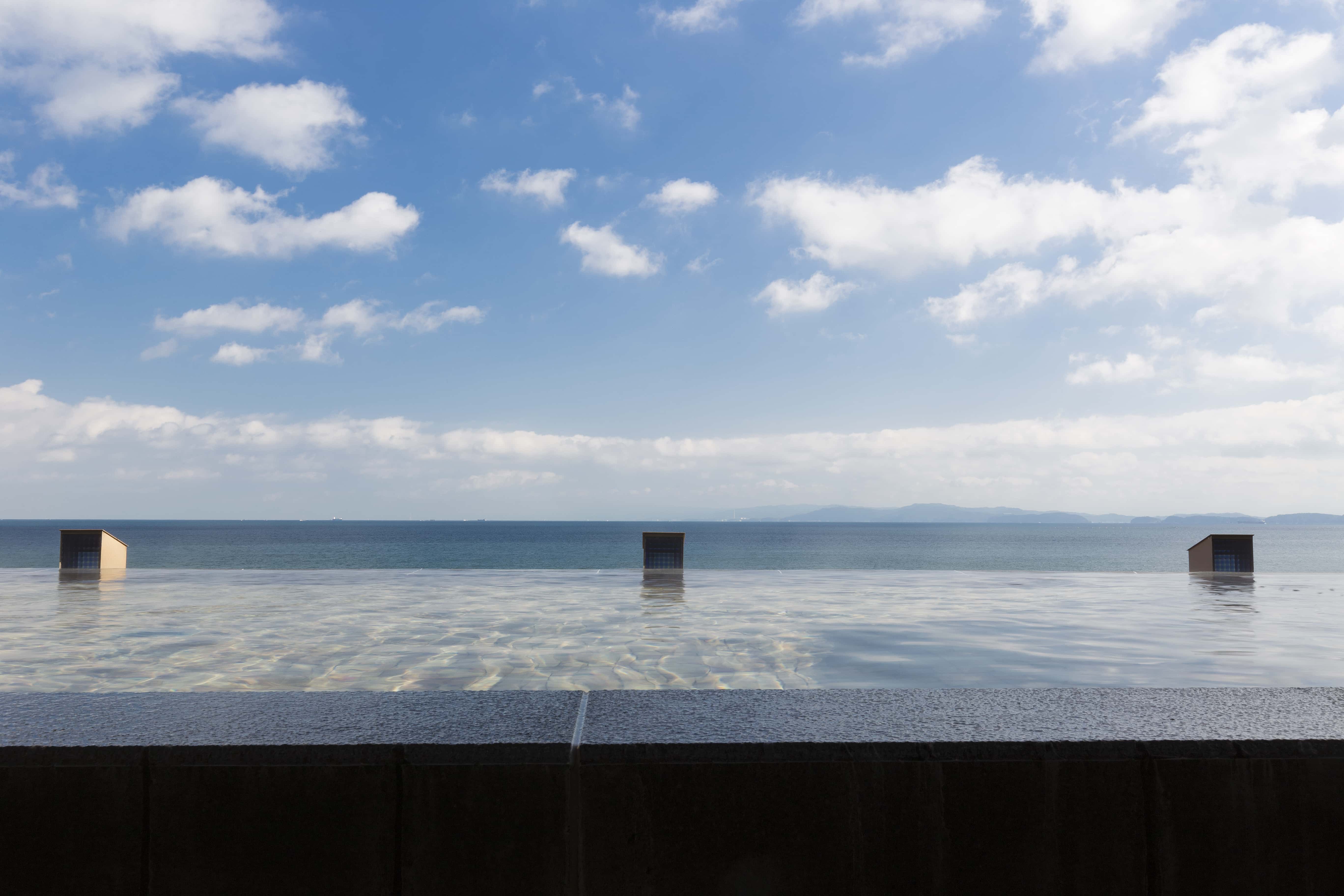 Infinity-edge onsen bath with ocean horizon view, outdoor hot spring experience on Awaji Island Japan