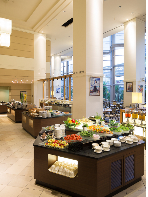 Grand buffet dining hall at Kobe Bay Sheraton, part of Hotel New Awaji Group, with an abundant seasonal spread and warm high-ceilinged atmosphere offering a relaxed and generous dining experience