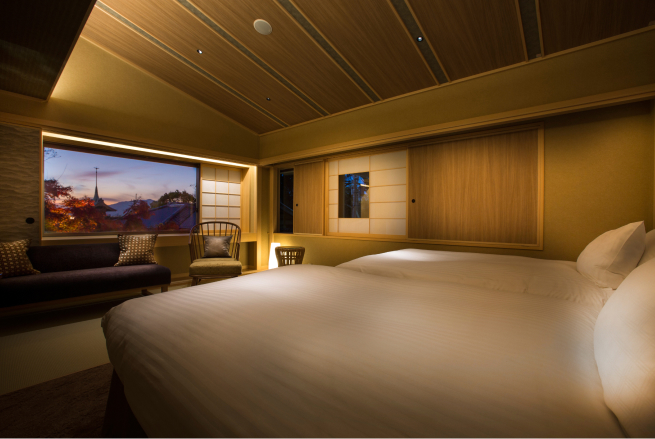 Japanese-Western style room with semi open-air bath at Hotel Yuraku Kyo-yutaki, blending tatami warmth with contemporary comfort in an intimate amber-lit setting