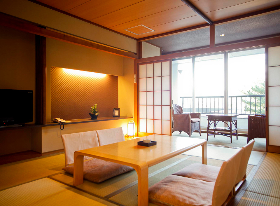 Yumekaiyu Awajishima guest room with tatami and natural light, offering a warm and authentic ryokan-style stay