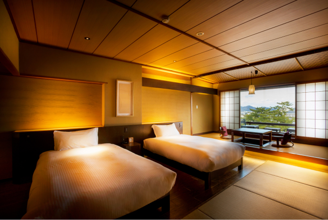 Shogetsu Terrace twin room at Saka-Hotel Kyoto with warm amber wood ceiling and shoji screens, where traditional craftsmanship creates a restful and grounded stay